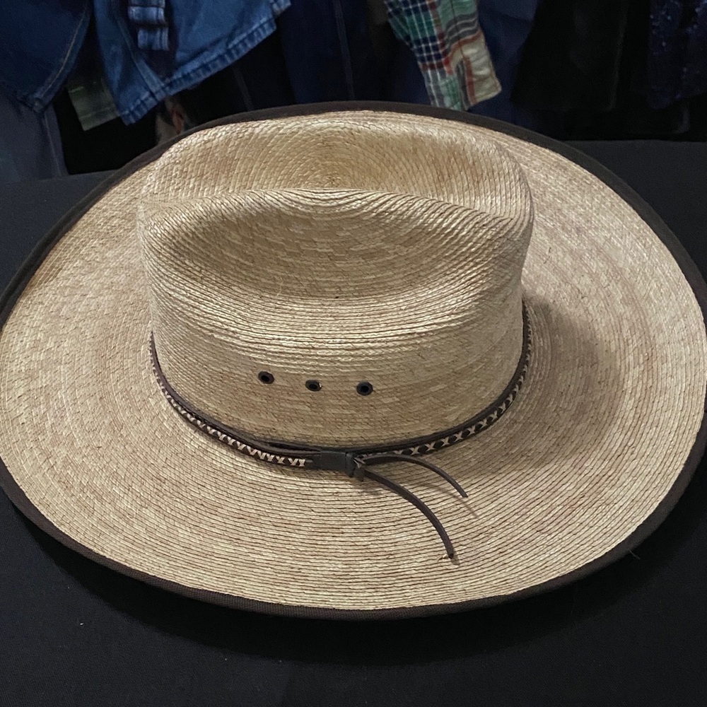 CODY JAMES Stylish Straw Cowboy Hat. SIZE 7 1/8”LEATHER BAND EXCELLENT CONDITION